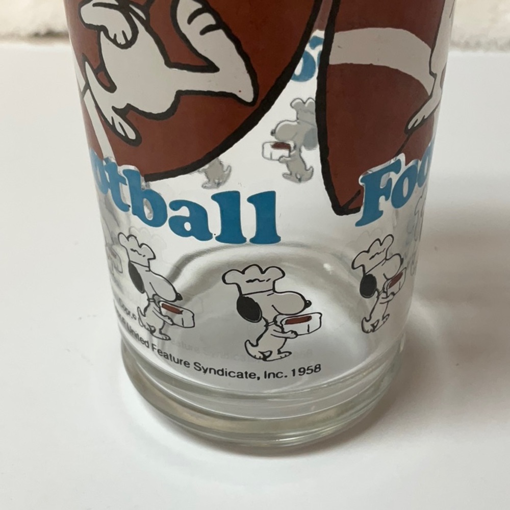 vtg PEANUTS Tall Drinking Glass Snoopy (Peanuts) with Football 1958 - Picture 5 of 5
